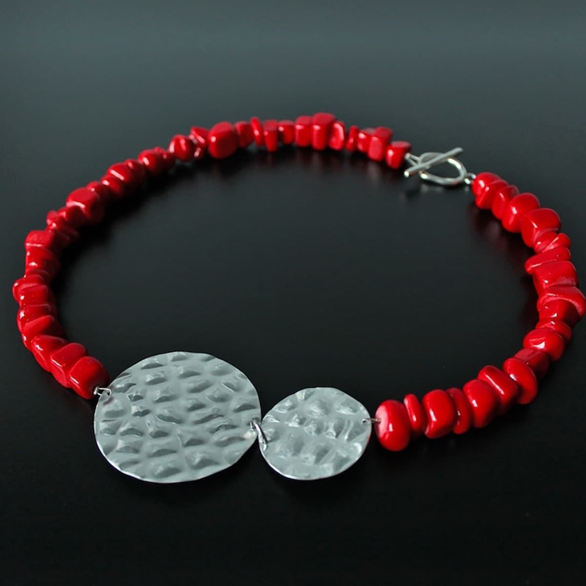 ogrlica, nakit, žad, poludragi kamen, crvena boja, metal, ručni rad